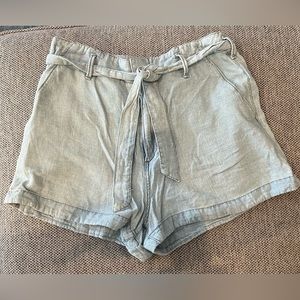 Women’s Abercrombie & Fitch high waisted paper bag shorts size M